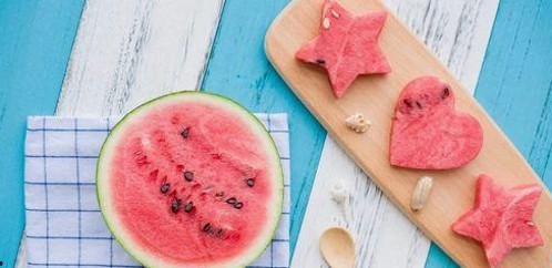 娱乐吃瓜现象背后的多维观察:从校园趣事到网络红人再到现场真相